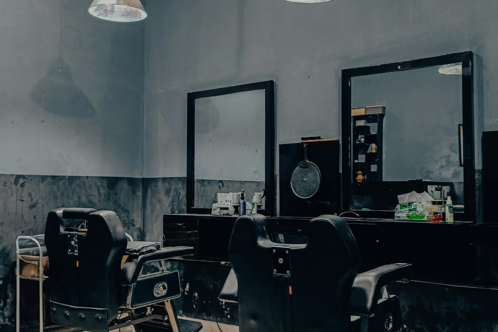 Intérieur de l'Atelier — fauteuils chromés et bois noir