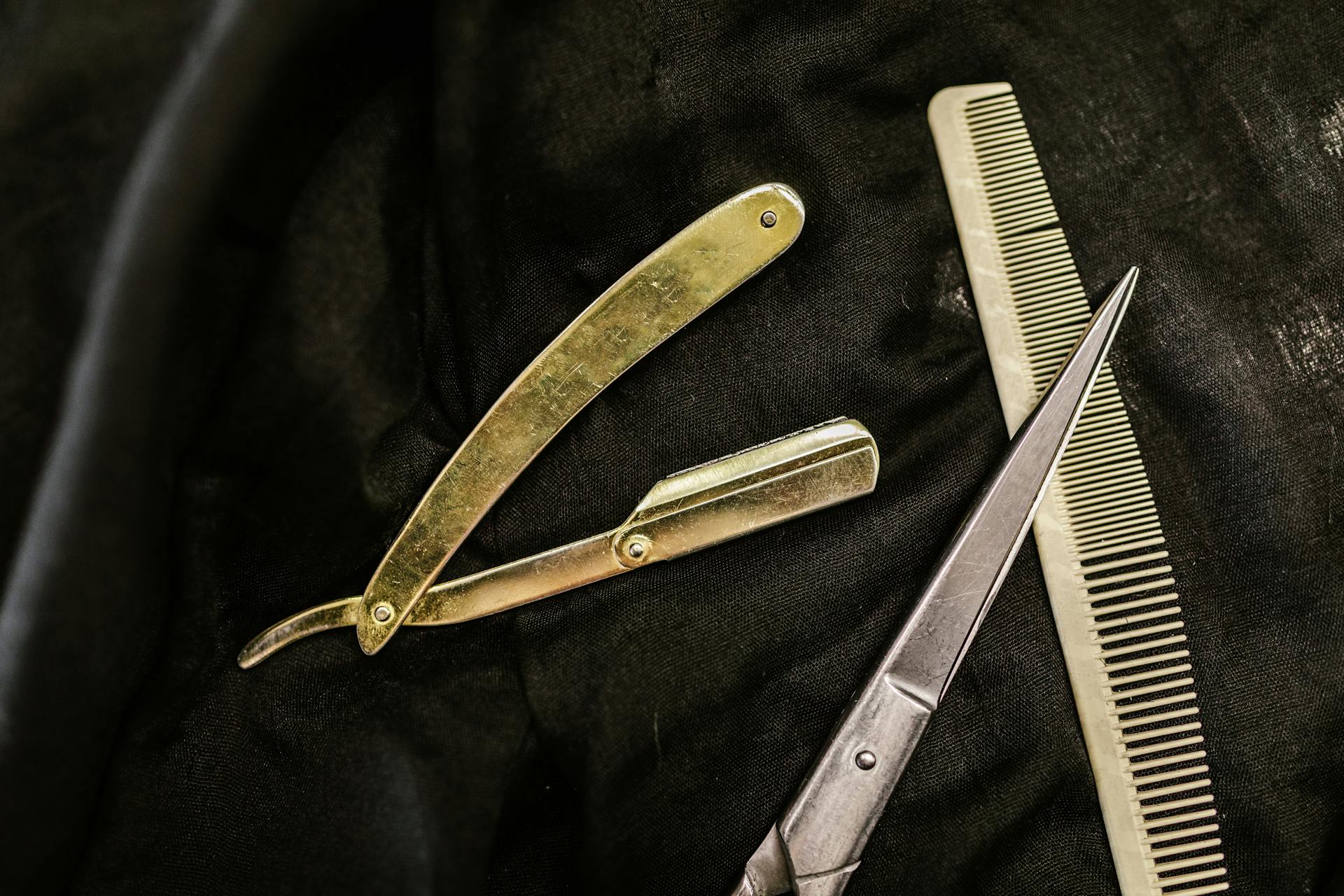 Outils barbier sur cuir